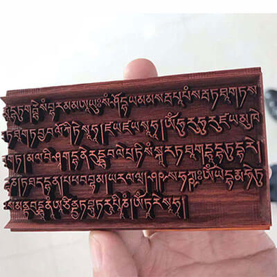 鏤空雕刻機器在實(shí)木木板激光鐳射文字，施展一技之長(cháng)