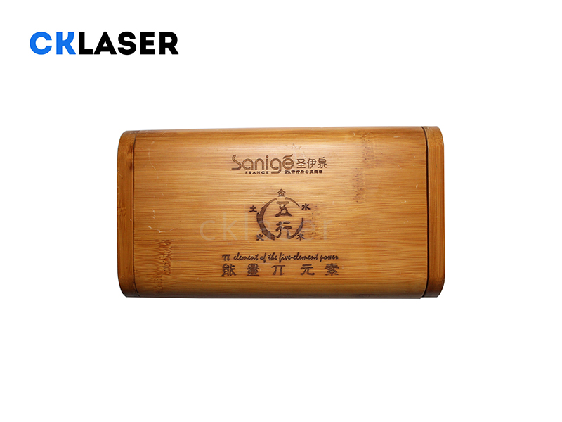 激光鏤空機這把光刀可以在木板上對細小字母圖案進(jìn)行雕刻