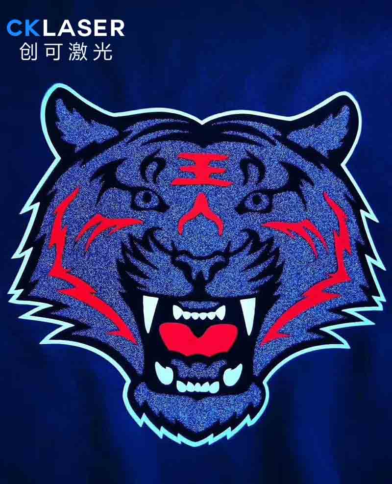刻字膜激光雕刻切割機盡情展示服裝藝術(shù)